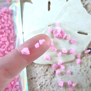Pink Tiny Rocks 50 g kiezelstenen voor vulhars en strandkunst - Pebble Art. Roze nepstenen. Harsvoorraad. Kleine harsvuller. Ideeën onthullen