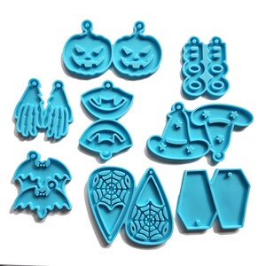 Puede incluir: Un conjunto de 10 moldes de silicona azul para hacer pendientes con temática de Halloween. Los moldes presentan diseños como calabazas, murciélagos, sombreros de bruja, arañas y colmillos.