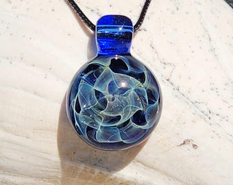 手作りの青い渦巻きガラスペンダント | ホウケイ酸アートネックレス