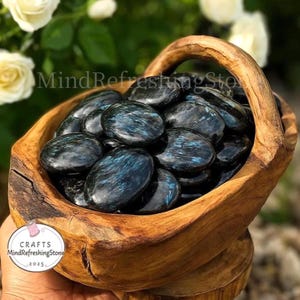 1pc Arfvedsonite Palm stone-Polished Arfvedsonite Crystal-Natural Tumbled Pocket Stone-Genuine Blue Flash Arfvedsonite Stone Decor Gift