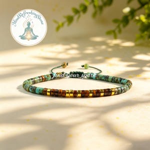 Könnte beinhalten: Ein Armband mit türkisfarbenen, braunen und goldfarbenen Perlen. Die Perlen sind auf einer grünen Kordel mit verstellbarem Knoten aufgefädelt. Das Bild enthält den Text "find your spark" und ein Logo mit dem Text "Mind Refreshing Stone".