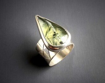 Bague en préhnite rutilée faite main : large anneau gravé en argent sterling, taille 8 3/4