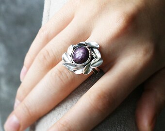 Anello con rubino stellato birmano: fiore a petalo in argento sterling, gioielli botanici