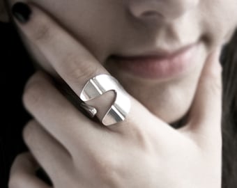 Anneau d’enveloppe triangulaire géométrique moderne - Sterling Silver Unique Architectural Chunky Rocker Ring Unisex
