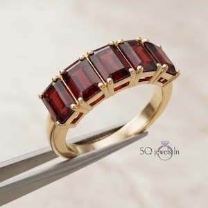 Anillo de granate rojo talla esmeralda en plata de ley 925, banda rectangular de cinco piedras preciosas rojas, anillo de aniversario de boda chapado en oro para ella/mujer