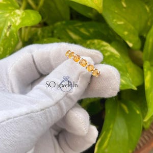 Anillo de media banda de citrino amarillo, alianza de oro de 14 k, citrino (piedra natal de noviembre), anillo de media eternidad, delicado anillo de eternidad para ella/mujer.
