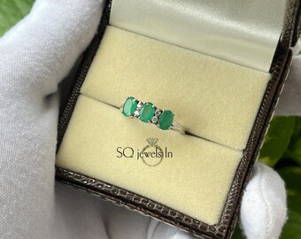 Three Stone Emerald Ring, 925 Sterling Silver Green Gemstone Ring, Oval Cut Emerald Trilogy Engagement Ring, May Birthstone Promise Ring Her