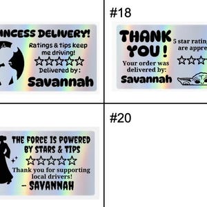 K&ouml;nnte beinhalten: Ein Set aus drei rechteckigen holografischen Aufklebern mit schwarzem Text und Grafiken. Aufkleber 17 zeigt eine Prinzessinnen-Silhouette und den Text Princess Delivery. Aufkleber 18 sagt Thank You mit einer kleinen Kreaturengrafik. Aufkleber 19 zeigt eine weibliche Silhouette und den Text The Force Is Powered By Stars & Tips.