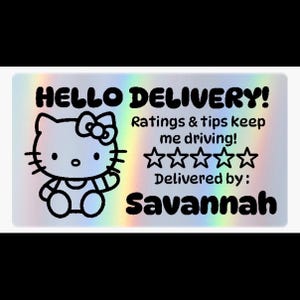K&ouml;nnte beinhalten: Ein rechteckiger holografischer Aufkleber mit einer schwarzen Strichzeichnung einer Katzenfigur mit Schleife. Der Text lautet HELLO DELIVERY! Ratings & tips keep me driving! gefolgt von f&uuml;nf Sternen und Delivered by: Savannah in schwarzer Schrift.