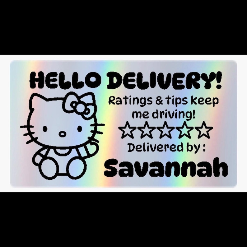 K&ouml;nnte beinhalten: Ein rechteckiger holografischer Aufkleber mit einer schwarzen Strichzeichnung einer Katzenfigur mit Schleife. Der Text lautet HELLO DELIVERY! Ratings & tips keep me driving! gefolgt von f&uuml;nf Sternen und Delivered by: Savannah in schwarzer Schrift.