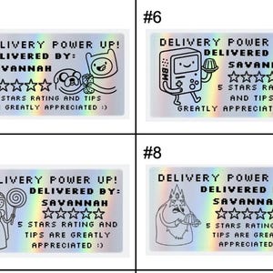K&ouml;nnte beinhalten: Ein Set aus vier rechteckigen holografischen Aufklebern mit verpixeltem Text und Zeichentrickfiguren. Jeder Aufkleber zeigt DELIVERY POWER UP, DELIVERED BY: SAVANNAH, f&uuml;nf Sterne und den Text 5 STARS RATING AND TIPS ARE GREATLY APPRECIATED :)