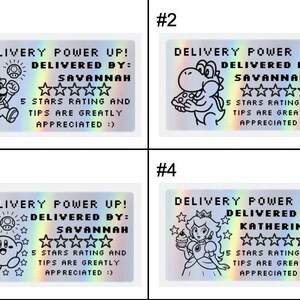 K&ouml;nnte beinhalten: Vier rechteckige holografische Aufkleber mit verpixeltem Text, der DELIVERY POWER UP! DELIVERED BY: gefolgt von einem Namen, f&uuml;nf Sternen und dem Text 5 STARS RATING AND TIPS ARE GREATLY APPRECIATED :) lautet. Jeder Aufkleber zeigt eine Figur.