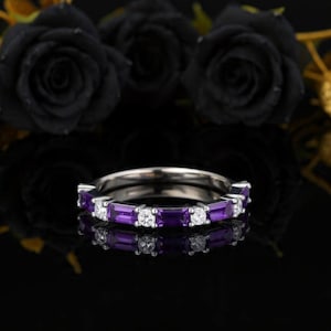 Anello dell'eternità con taglio baguette in ametista, anello di fidanzamento con ametista, anello di promessa unico, anello impilabile delicato, anello per anniversario di matrimonio