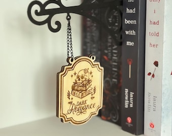 Letreros personalizados para tabernas de libros, libros de romance oscuro, regalo de BookTok, organizadores de biblioteca personalizados, separadores de género, regalo de libros, regalo literario personalizado