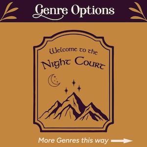 K&ouml;nnte beinhalten: Ein Schild mit dem Text "Welcome to the Night Court" &uuml;ber einer Bergkette, einem Halbmond und Sternen. Das Schild ist in einem dunkelvioletten Rahmen vor einem beigefarbenen Hintergrund eingefasst. Der Text "More Genres this way" steht unten.