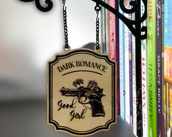 Znak książki "Mroczny romans", niestandardowy znak w tawernie fantasy, mroczna estetyka BookTok, podział na gatunki książek na półce, prezent dla miłośnika książek, wystrój domu w stylu książkowym
