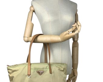 Bolso tote vintage Prada de nailon color crema (tamaño mediano)