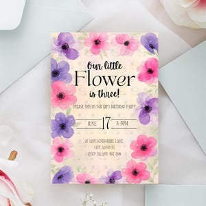 Modelo de convite de aniversário floral • Convite de aniversário de menina em aquarela editável • Tema de flores • Cartão de festa rosa e roxo • Download do Canva
