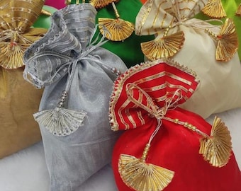 Diverse Gota Potli-tassen | Kleurrijke organza-batwa voor bruiloft, mehndi, haldi en festival | Shagun-cadeau, sieradenetui | Groothandelkavel (100 stuks)