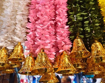Stoffen bloemenslinger met gouden bellen | Kunstmatige koorden voor Indiase bruiloft, desi-huisdecoratie, kerstmis, diwali en eid-decor