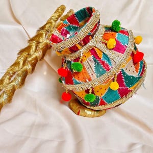 Ensemble Jaggo punjabi Phulkari | Décoration de mariage sikh traditionnelle Kalash avec ghadoli, chaj et danda | Sangeet, Haldi, Mehndi Essentials, Jaago Night