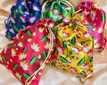 Sacolas de seda com estampa de lótus pichwai, lembrancinhas de casamento indianas, sacolas de presente shagun, presentes de retorno, lembrancinhas de festa haldi mehendi sangeet, bolsa étnica