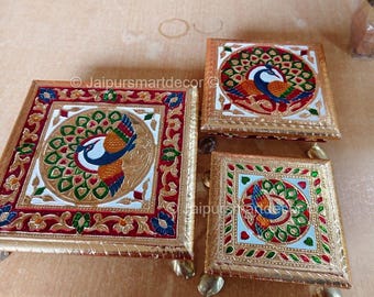 Set di 3 Bajot Chowki in legno – Stand dell'idolo di Dio, Decorazione Mandir, Tavolo Puja Chowki indiano, Bajot nuziale indù, Regalo tradizionale Puja Chowki