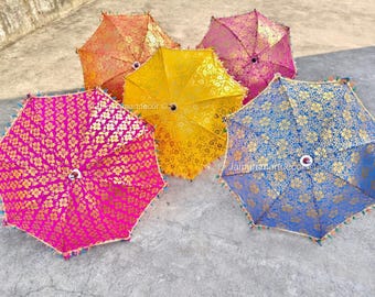 Indischer Hochzeits-dekorativer Regenschirm | Traditioneller Sonnenschirm mit goldenem Motiv | Mehndi, Haldi, Sangeet, Roka & Party Kulisse Décor Regenschirme
