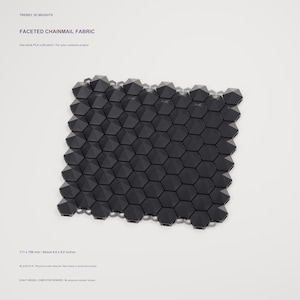 Peut inclure: Un patch en tissu maille à facettes noir composé d'unités hexagonales imbriquées. Le texte indique TRENDY 3D WEIGHTS, FACETED CHAINMAIL FABRIC et 111 x 106 mm / About 4.4 x 4.2 inches. Le matériau est du PLA noir.