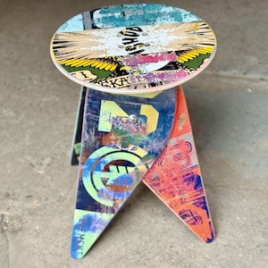 Mesa lateral ou banquinho de skate reciclado com tampo redondo plano de 12,5 polegadas de diâmetro - frete grátis para todo o mundo.