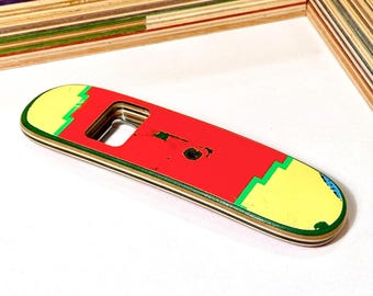 Abrebotellas de monopatín reciclado, atrapatapas magnético, diseño gráfico neón único.