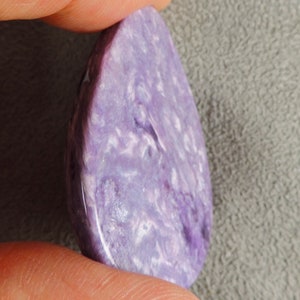 Charoite Cabochon, Chatoyant Charoite Cab. C6615, da 49erMinerali immagine 9