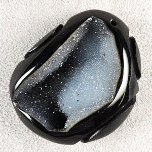 Agate noire avec pochette en quartz Druzy, sculpture en agate noire, cabochon en agate noire, stock C6549, de 49erMinerals image 5