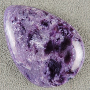 Charoite Cabochon, Chatoyant Charoite Cab. C6615, da 49erMinerali immagine 3