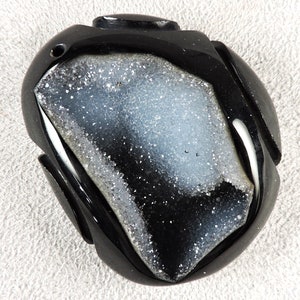 Agate noire avec pochette en quartz Druzy, sculpture en agate noire, cabochon en agate noire, stock C6549, de 49erMinerals image 3