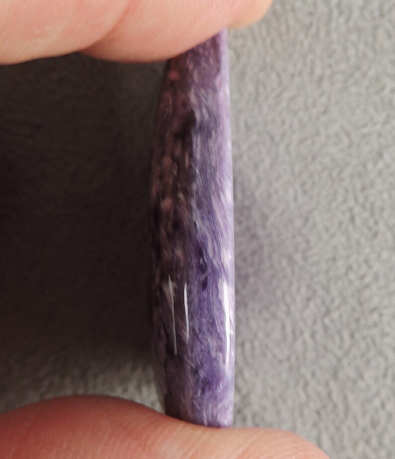 Charoite Cabochon, Chatoyant Charoite Cab. C6615, da 49erMinerali immagine 8