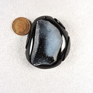 Agate noire avec pochette en quartz Druzy, sculpture en agate noire, cabochon en agate noire, stock C6549, de 49erMinerals image 2