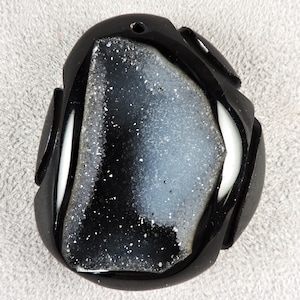 Agate noire avec pochette en quartz Druzy, sculpture en agate noire, cabochon en agate noire, stock C6549, de 49erMinerals image 1