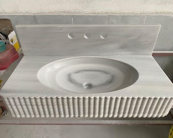 Lavabo de mármol Calacatta: Lavabo mural con frontal estriado, hecho a mano.
