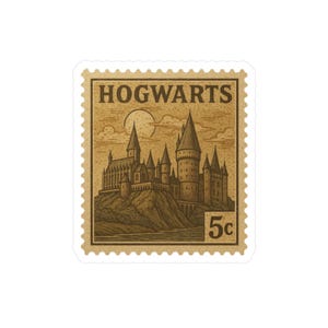 Puede incluir: Una pegatina beige con forma de sello postal, con la palabra "HOGWARTS" en la parte superior. La imagen muestra un castillo con varias torres, una luna y el número "5c" en la esquina inferior derecha. La pegatina tiene un borde decorativo.