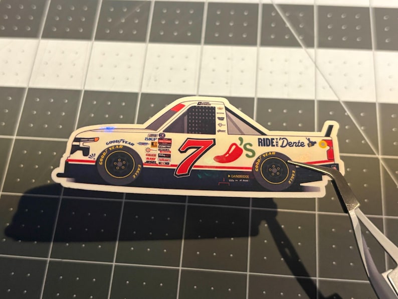 2025 NASCAR Carson Hocevar Chili-klistermärke bild 2