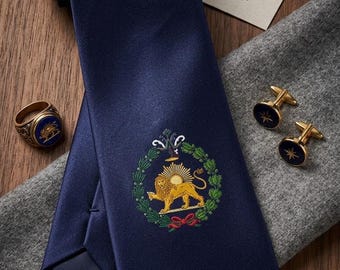 Elegante corbata azul marino con el icónico símbolo del león persa y el sol.