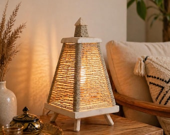 Lampada da tavolo marocchina in rattan intrecciato fatta a mano, lampada da comodino in stile boho, accogliente decorazione per la casa.