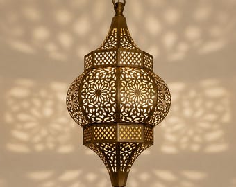 Farol marroquí de latón hecho a mano, lámpara colgante estilo bohemio, iluminación ambiental acogedora.