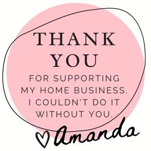 Op de afbeelding: Roze cirkel met een zwarte omtrek en de tekst "THANK YOU FOR SUPPORTING MY HOME BUSINESS. I COULDN'T DO IT WITHOUT YOU." en een hart met de naam "Amanda" eronder.