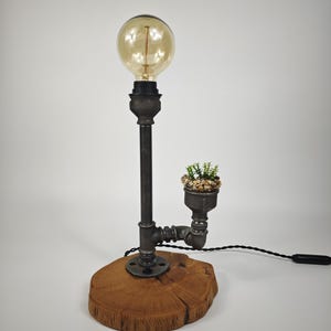 Industrie Tischlampe mit Eichenholz Sockel – Rohrlampe mit Edison Birne – Handgemachte Rustikale Schreibtisch Beleuchtung