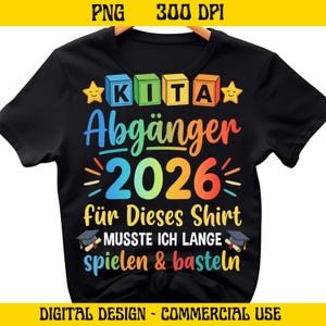 Könnte beinhalten: Schwarzes T-Shirt mit farbenfrohem Grafikdesign. Das Design beinhaltet das Wort "KITA" in Blockbuchstaben, die Worte "Abgänger 2026" und den Satz "für Dieses Shirt MUSSTE ICH LANGE spielen & basteln".