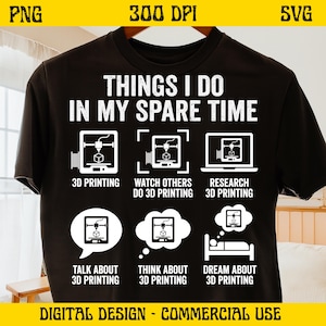 Puede incluir: Camiseta negra con texto y gráficos blancos sobre impresión 3D. La camiseta dice "THINGS I DO IN MY SPARE TIME" con ilustraciones de impresoras 3D, incluyendo "3D PRINTING" y "DREAM ABOUT 3D PRINTING".