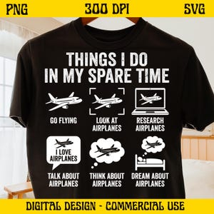 Puede incluir: Camiseta negra con texto blanco e ilustraciones de aviones. El texto principal es "THINGS I DO IN MY SPARE TIME". Incluye frases como "GO FLYING", "LOOK AT AIRPLANES" y "DREAM ABOUT AIRPLANES". El texto inferior dice "DIGITAL DESIGN - COMMERCIAL USE".