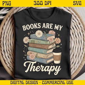 Puede incluir: Camiseta negra con el texto "BOOKS ARE MY Therapy" y un gráfico de libros, flores y una taza de café. El diseño es de estilo vintage, con un aspecto desgastado.